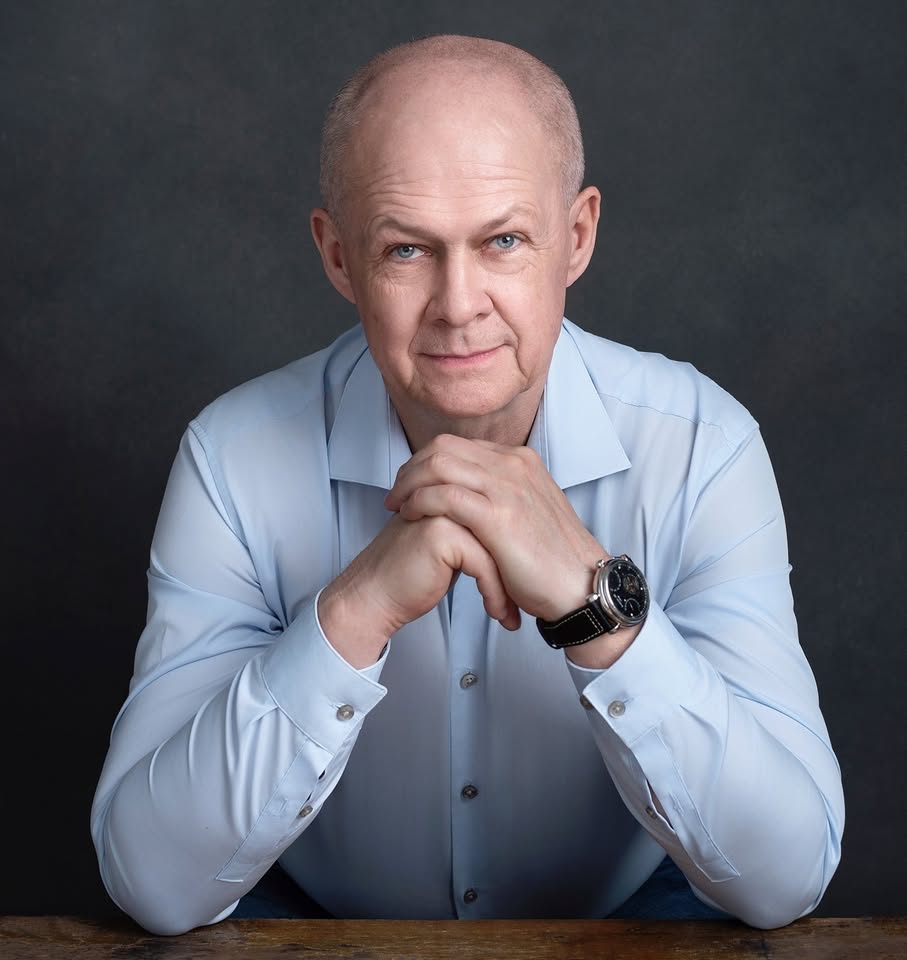 Dariusz Gizak w Bibliotece Miejskiej – spotkanie z policjantem, który pisze kryminały